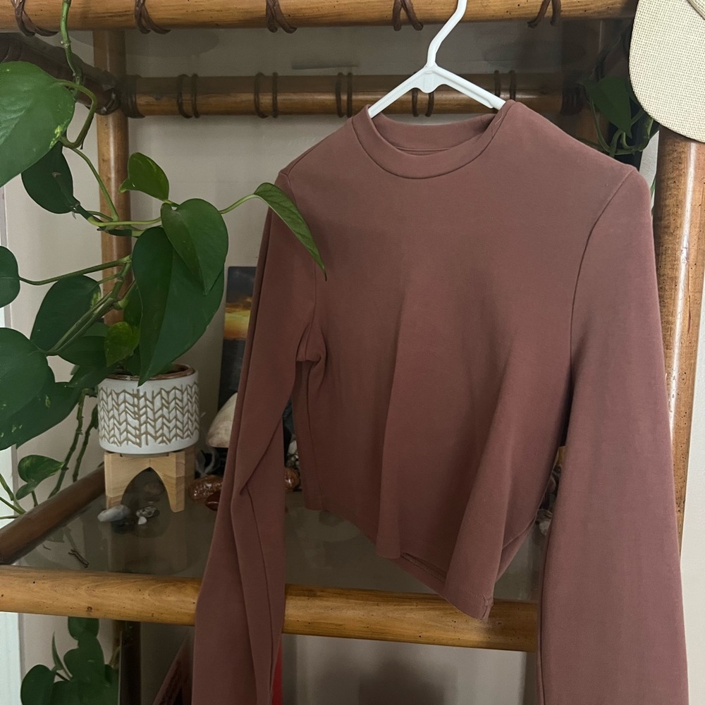 Cropped fitted long sleeve